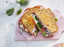 Tosti op z'n Italiaans met mozzarella, truffel, salami en basilicum.