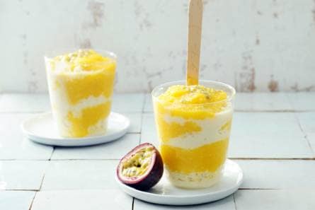 Tro­pi­sche yog­hurt­s­moot­hies­wirl