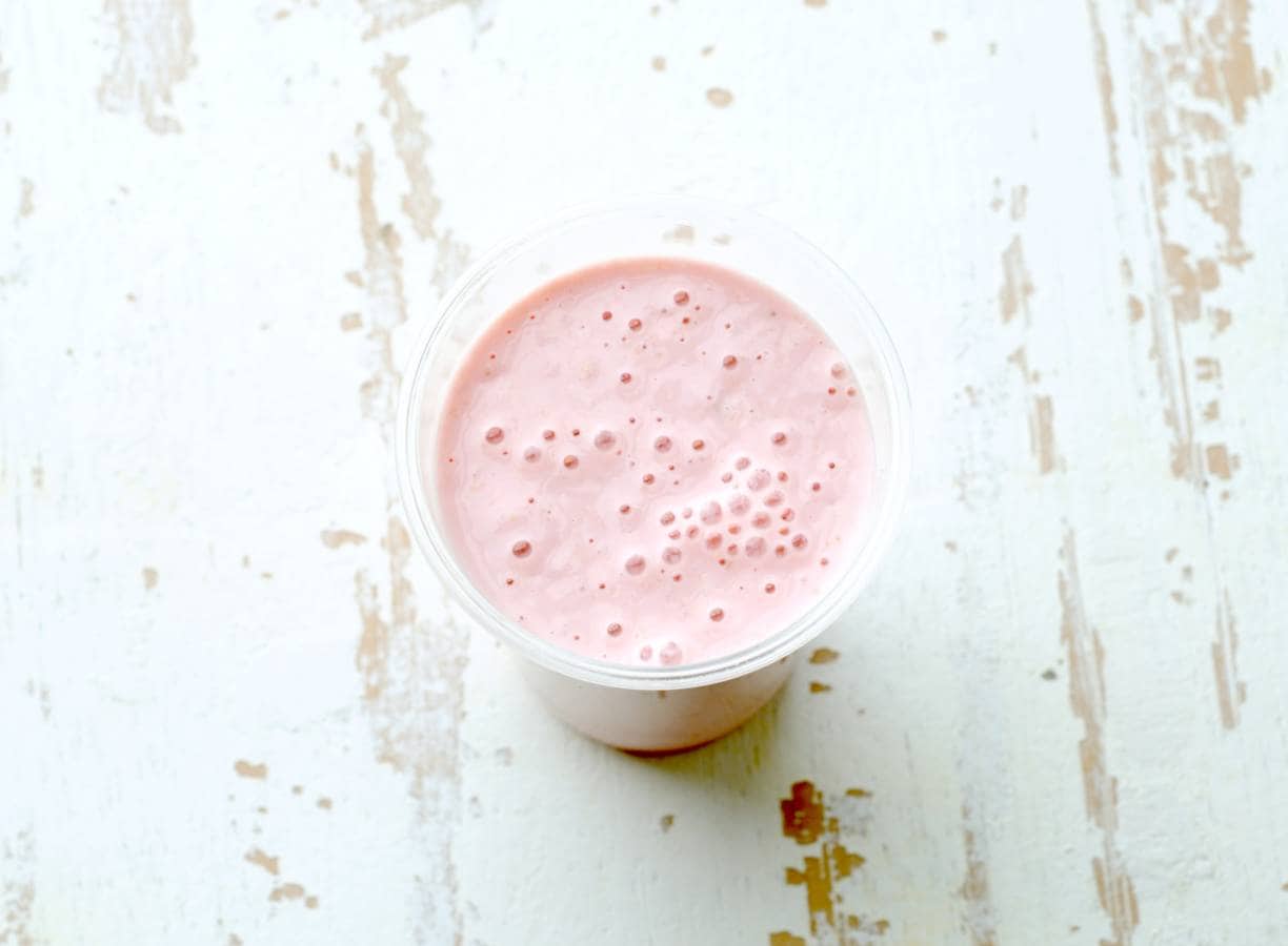 Yoghurtsmoothie met havermout, banaan en aardbei