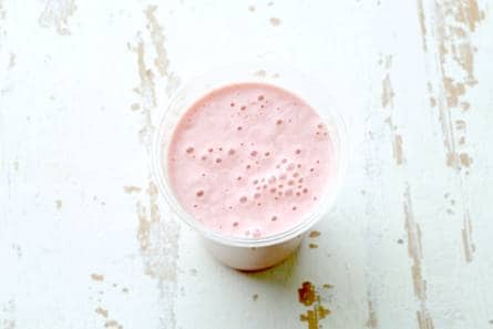 Yoghurtsmoothie met havermout, banaan en aardbei