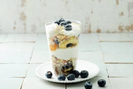 Yoghurt met tuttifrutti en blauwe bessen