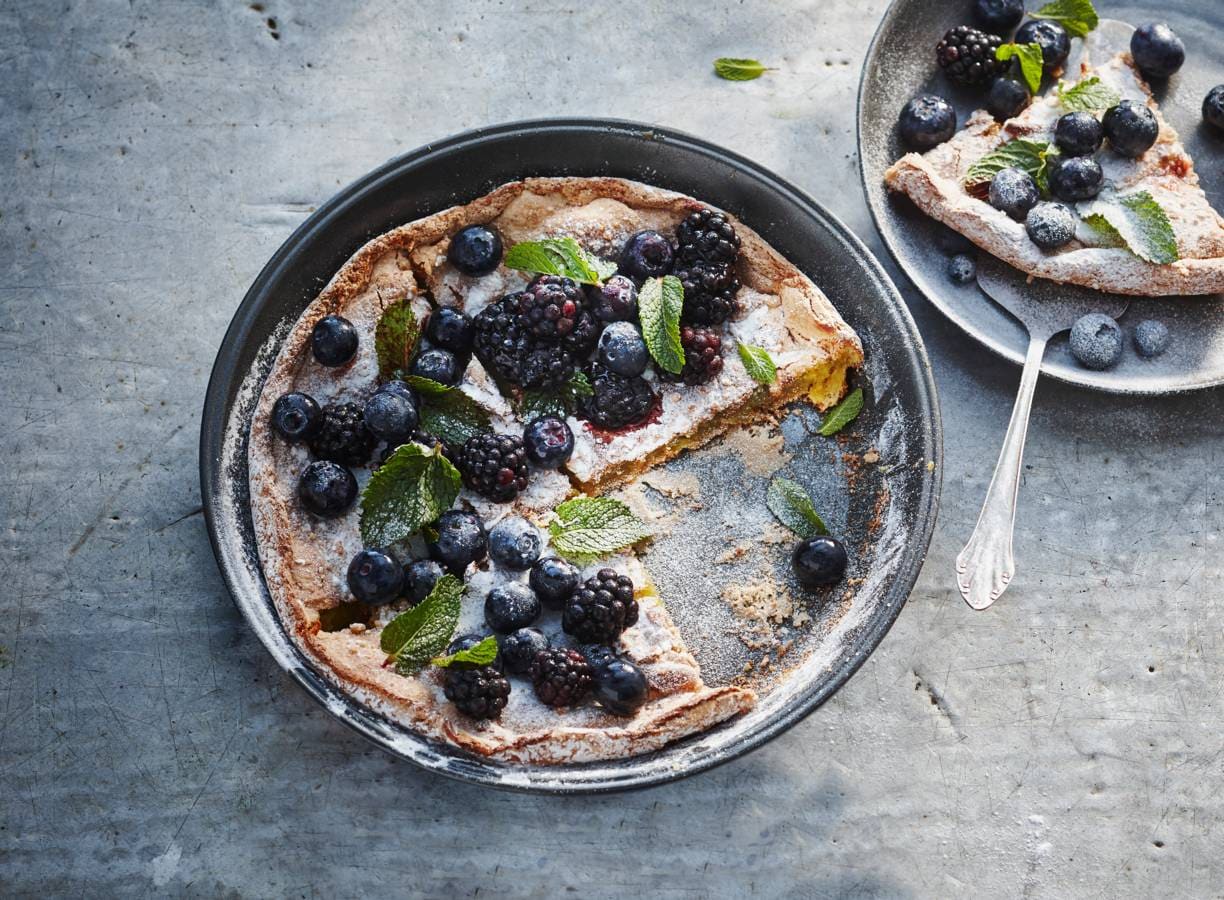 Zoete schuimomelet met bosvruchten