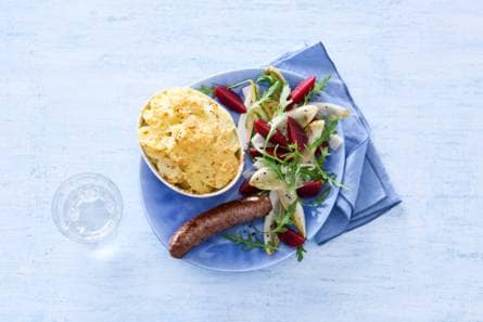 Aardappelgratin en witlof-bietensalade met runderworst