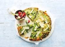 Een frittata is oorspronkelijk een restjesgerecht. Nou, dat kun je van deze variant niet zeggen! Rijkgevuld is-ie, met de lekkerste ingrediënten.