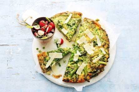 Groene-aspergefrittata met verse kruiden
