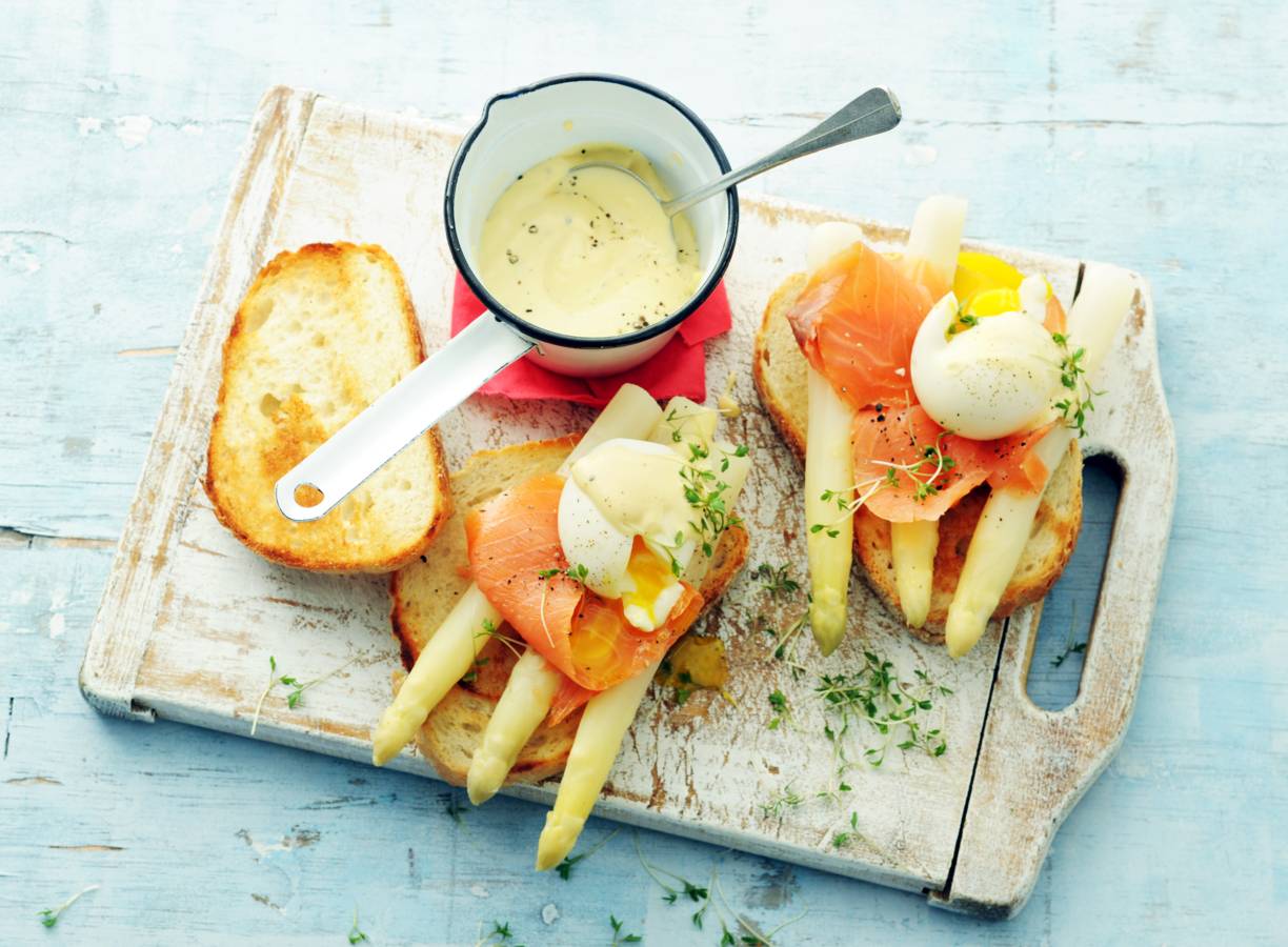 Snelle eggs benedict met asperges en zalm