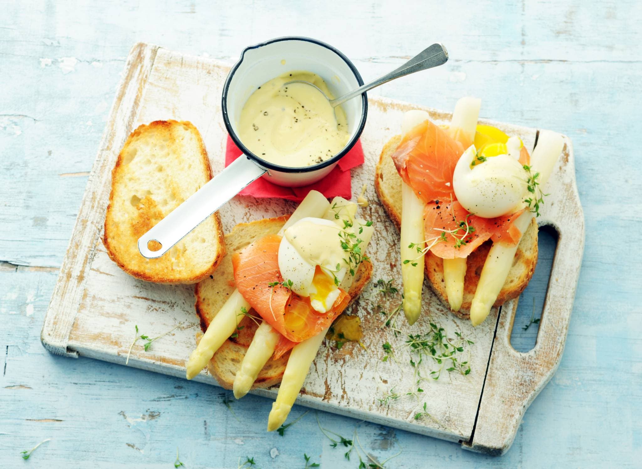 Snelle eggs benedict met asperges en zalm recept Allerhande Albert