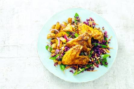 Kruidige kippenvleugels met wortel-rodekoolsalade