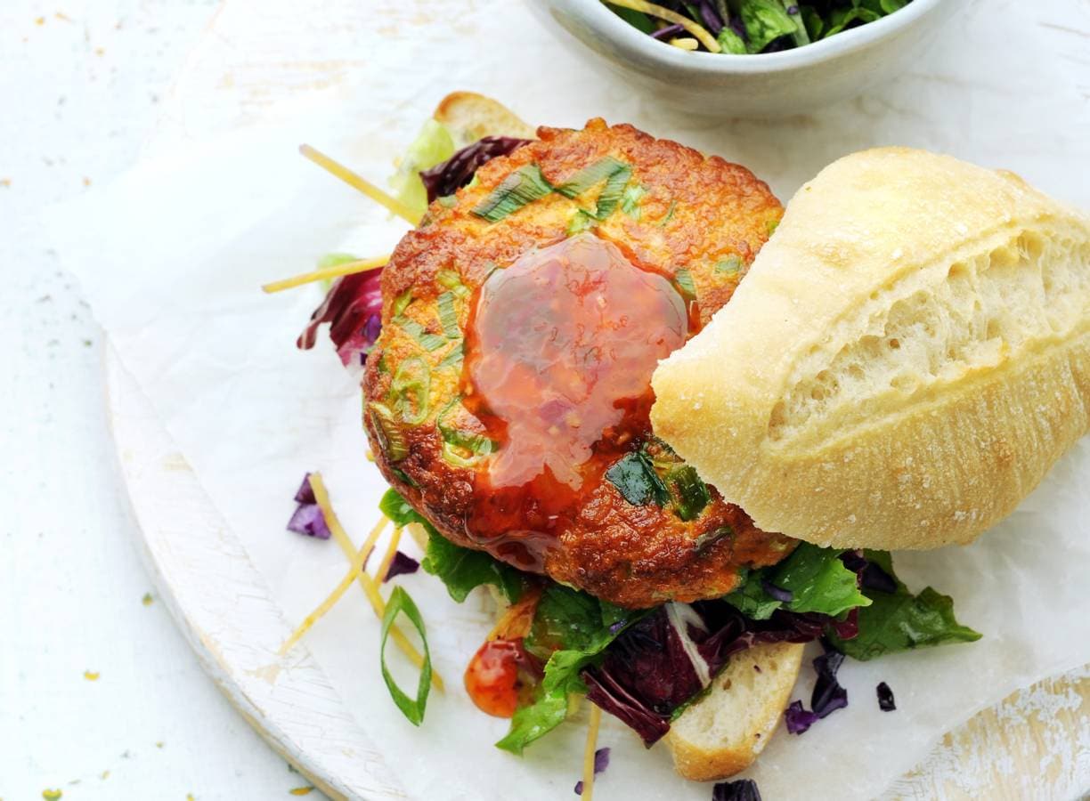 Broodje Aziatische visburger met sla