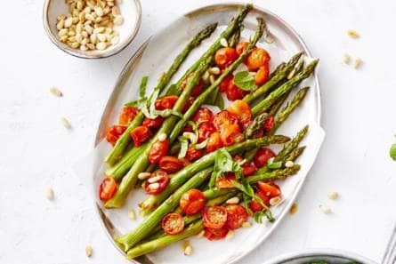 Gegrilde groene asperges met tomaat