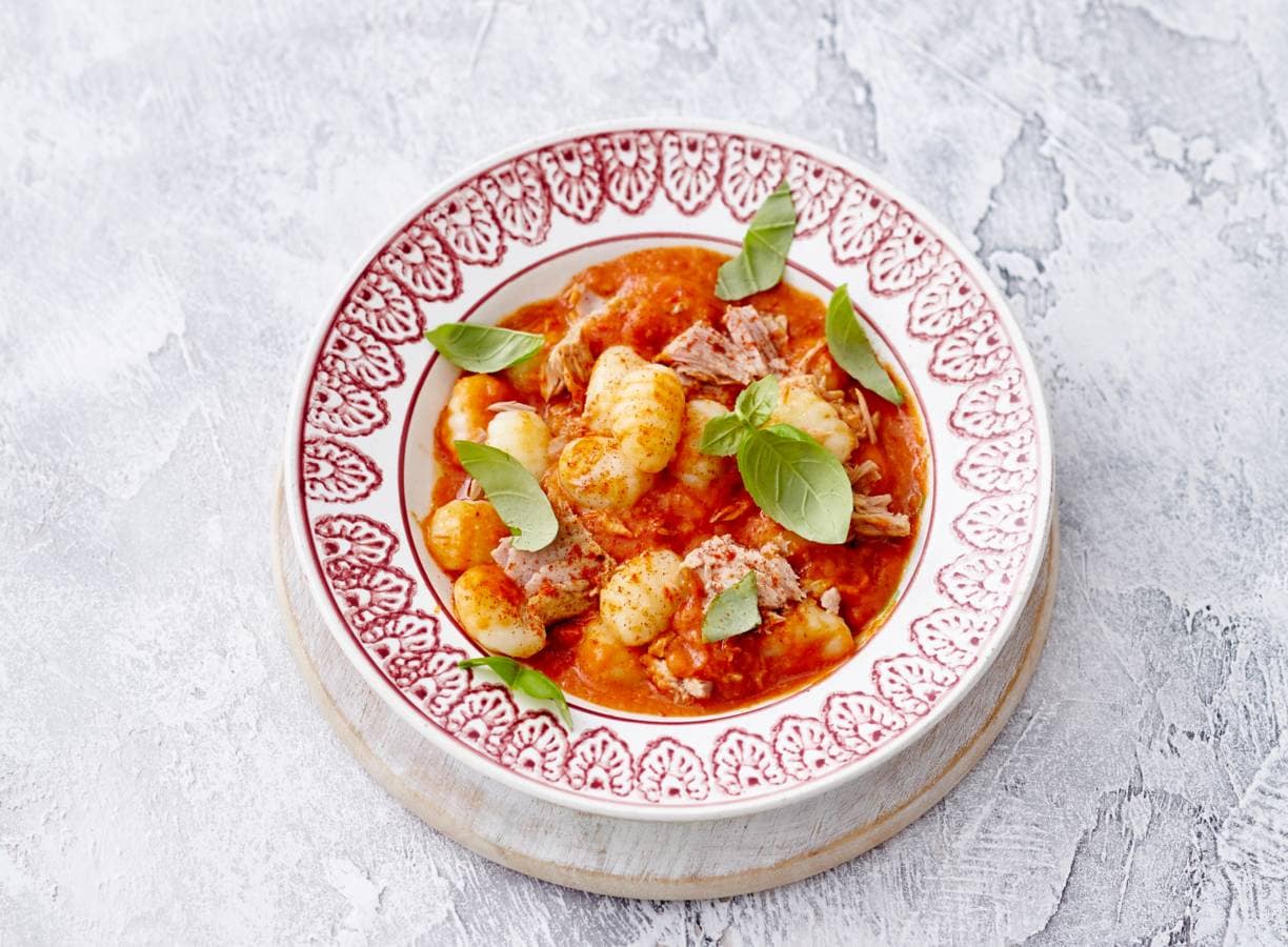 Gnocchi met tonijn en saus van gepofte tomaat