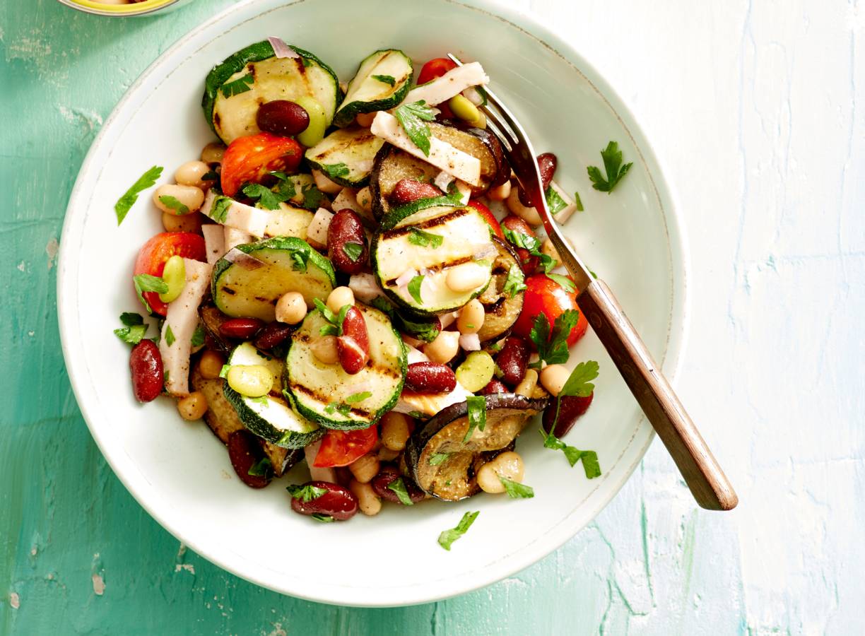 Mediterrane bonensalade met gerookte kip