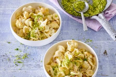 Monique van Loons pasta met geroosterde bloemkool en krokant broodkruim