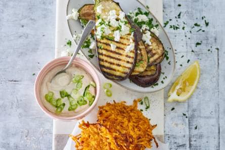 Monique van Loons zoete-aardappellatkes met auberginesalade