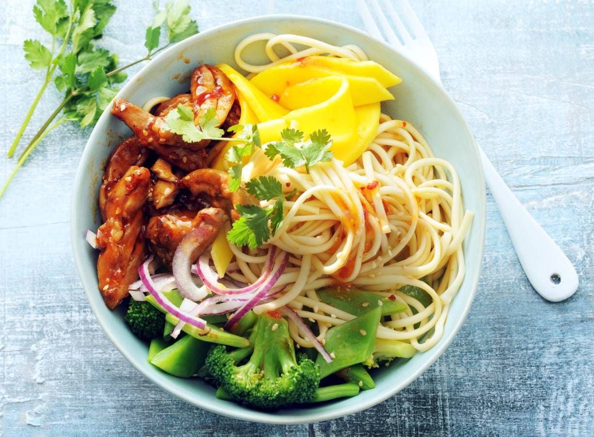 Noedel-groentesalade met mango & sticky kip