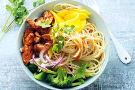 Noedel-groentesalade met mango & sticky kip