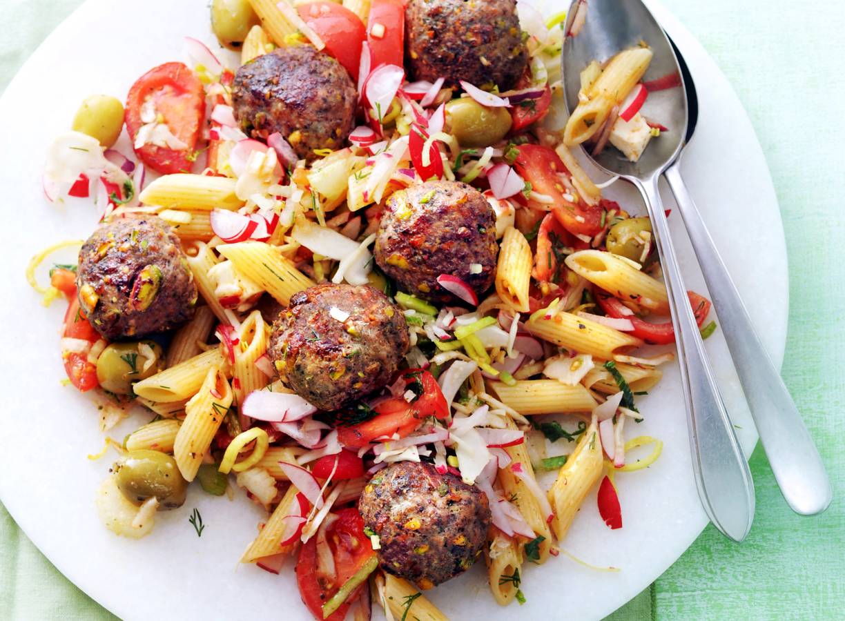 Pasta-radijssalade met pistachegehakt
