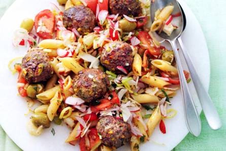 Pasta-radijssalade met pistachegehakt