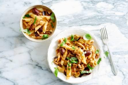 Pittige penne met kip, aubergine en olijven