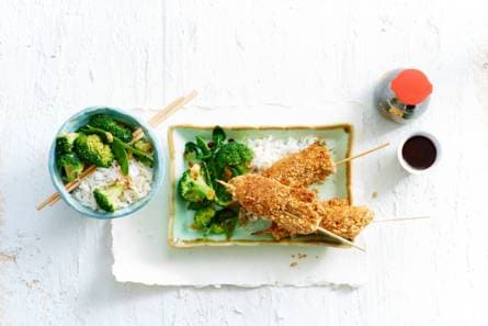 Soja-cashew-kipspiesjes met groene roerbak en rijst