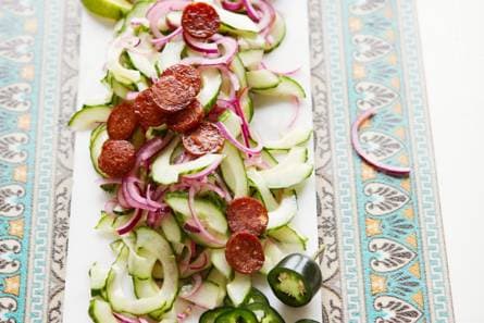 Komkommersalade met gebakken chorizo