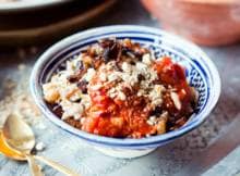 Egytisch streetfood: koshari. Het bestaat uit pasta, rijst, linzen met een rijke kruidige tomatensaus on top. Het geheim? De donkerbruin gebakken ui. 