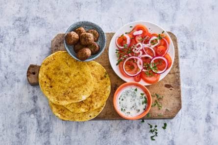 Falafel wrap met frisse tomatensalade