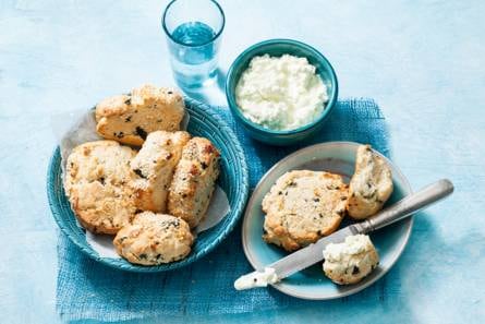 Noriscones met wasabi-hüttenkäse