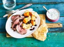 De frisse yoghurtsaus past perfect bij het kruidige lamsvlees. 