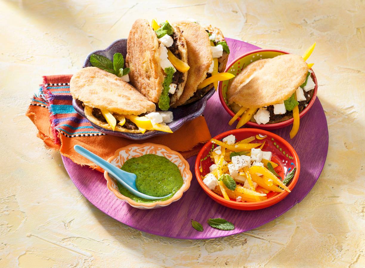 Vega arepas met bonen en salsa