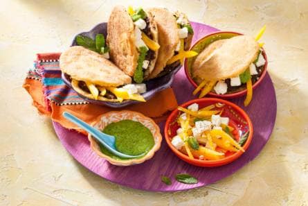 Vega arepas met bonen en salsa