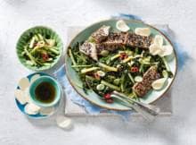 In Japan serveren ze zeewiersalade vaak bij visgerechten. Deze combinatie met knapperige tofu in een sesamkorstje is misschien nog wel lekkerder.   