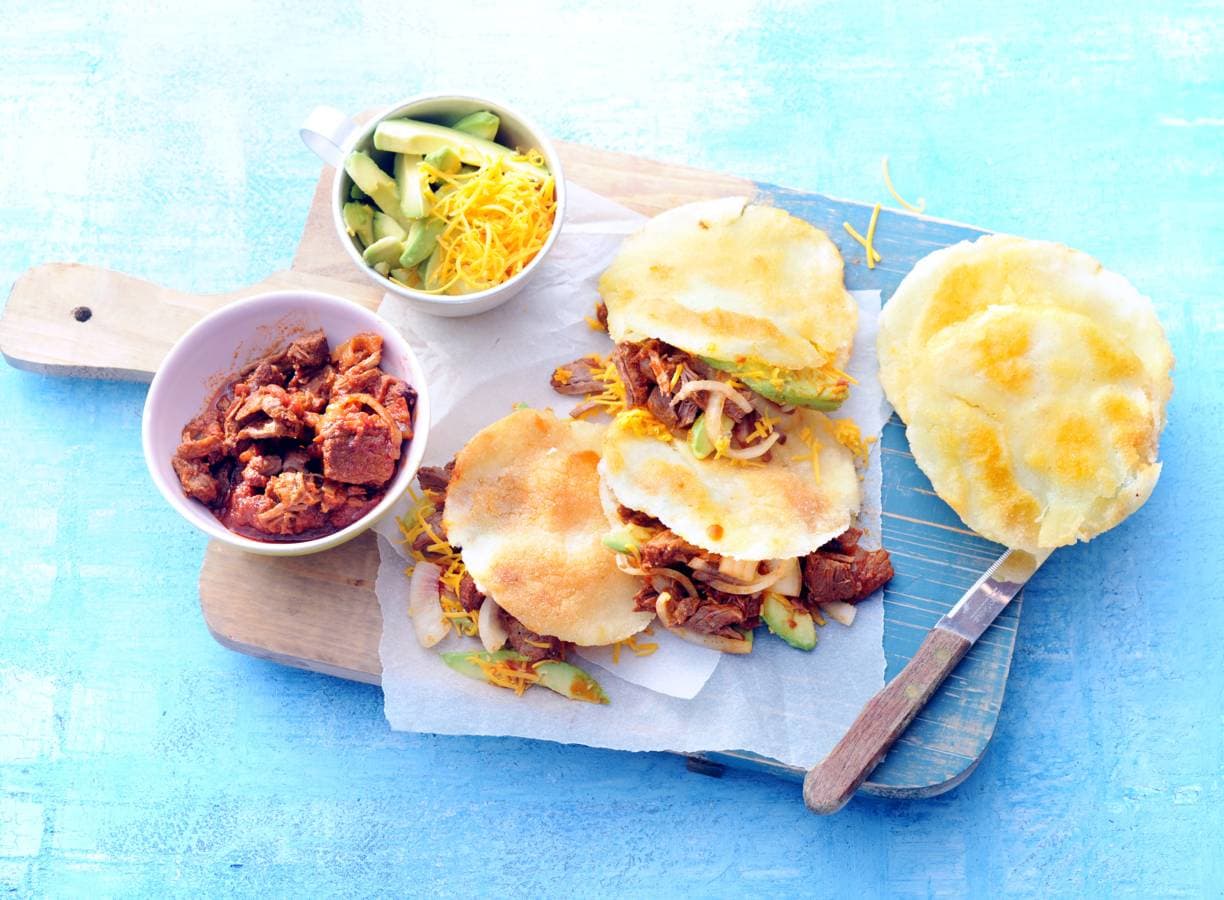 Arepas gevuld met pittig draadjesvlees en ui