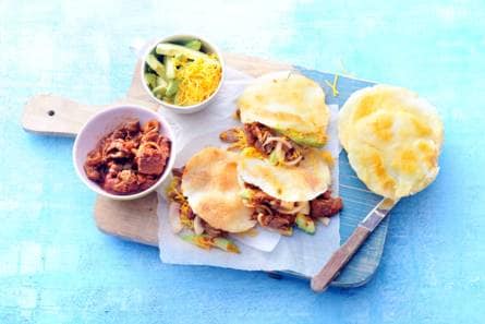 Arepas gevuld met pittig draadjesvlees en ui