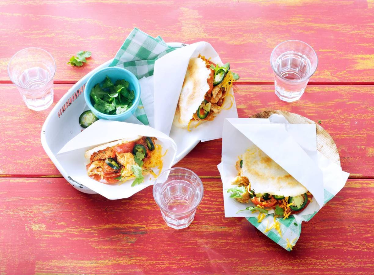Arepas met smokey kip, chorizo en cheddar