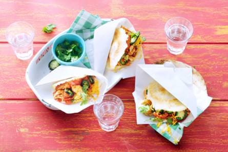 Arepas met smokey kip, chorizo en cheddar