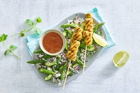 Kipspiesjes met zoete chutney en asperge-rijstsalade