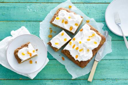 Courgette-abrikozencake met kokosroom