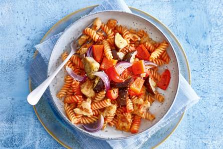 Fusilli met kruidige kipbraadworst en ratatouille uit de oven
