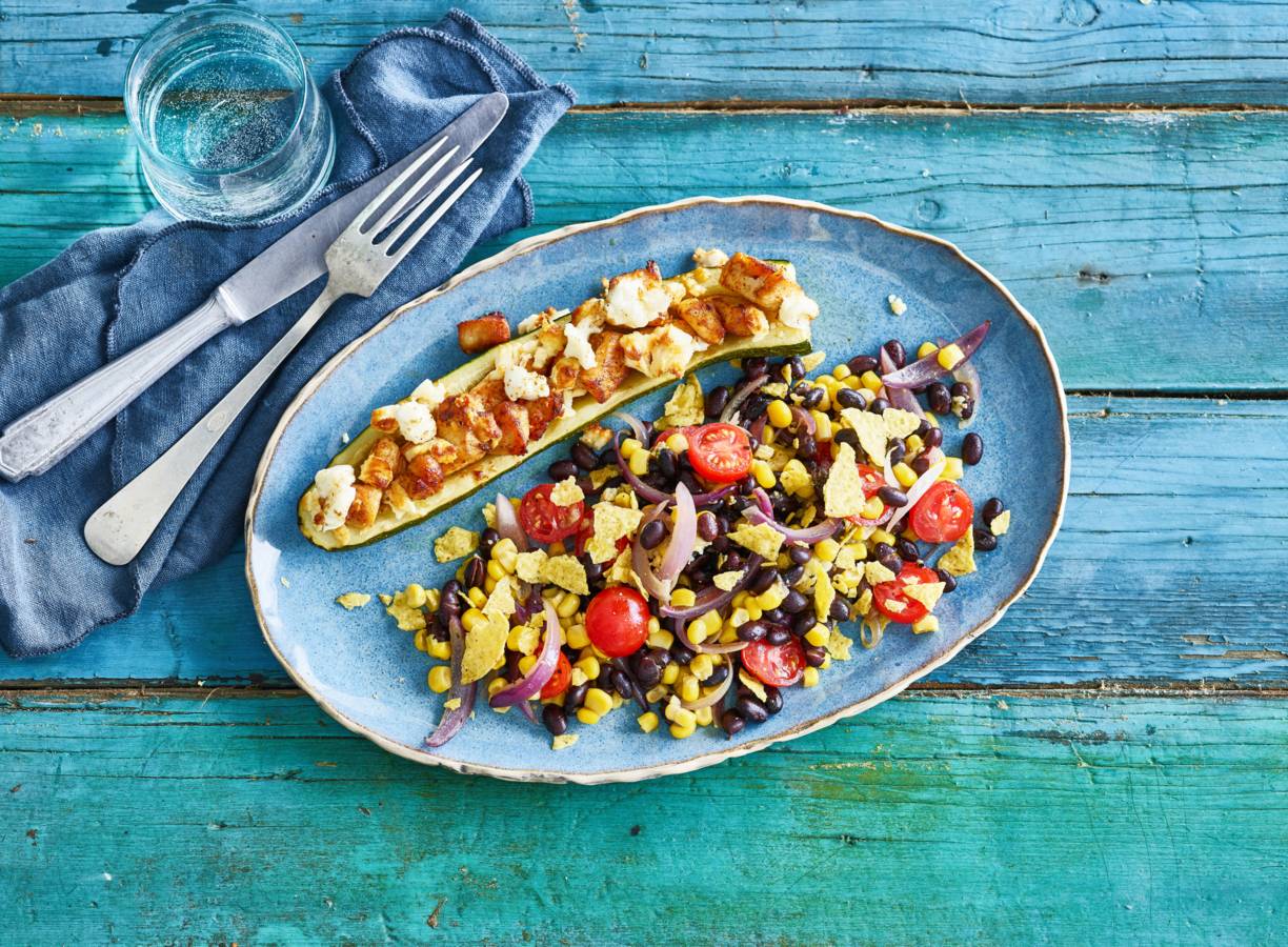 Met kip gevulde courgette en bonen met tortillakruim