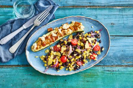 Met kip gevulde courgette en bonen met tortillakruim