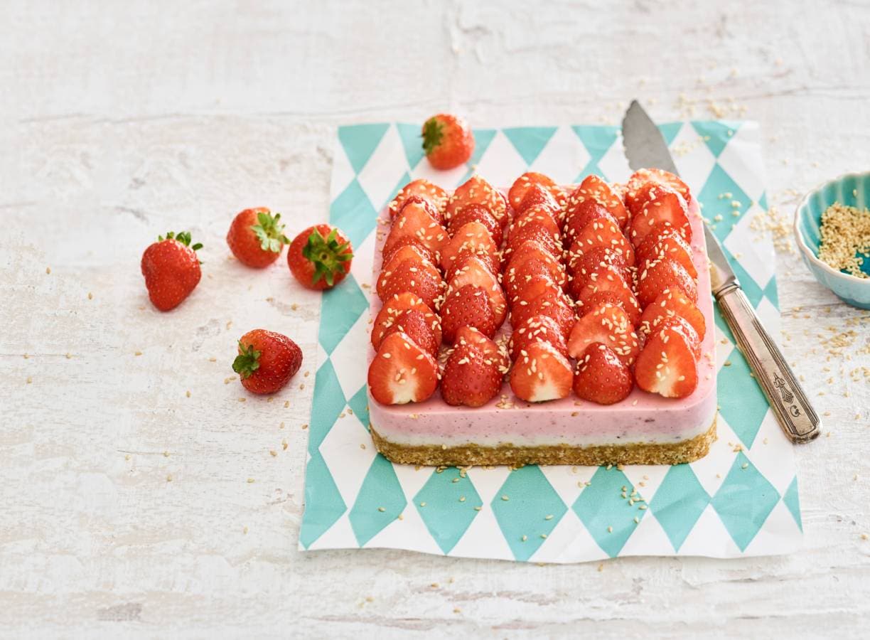 Aardbeienkwarktaart met notenbodem