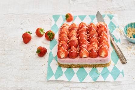 Aardbeienkwarktaart met notenbodem