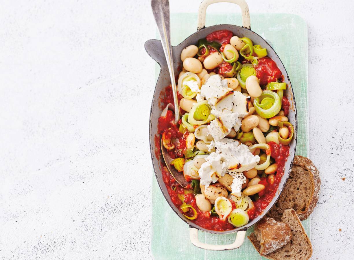 Zomerse bonen-preistoof met gegrilde ricotta en tomatensaus