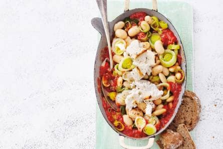 Zomerse bonen-preistoof met gegrilde ricotta en tomatensaus