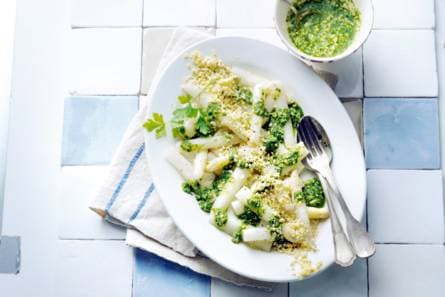 Gestoomde witte asperges met kruidendressing
