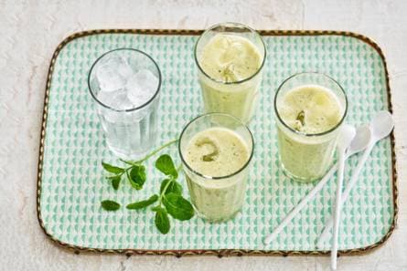 Mangolassi (yoghurtdrank met mango & munt)