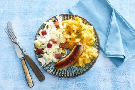 Gebraden worst met zoete-aardappelpuree en witlofsalade