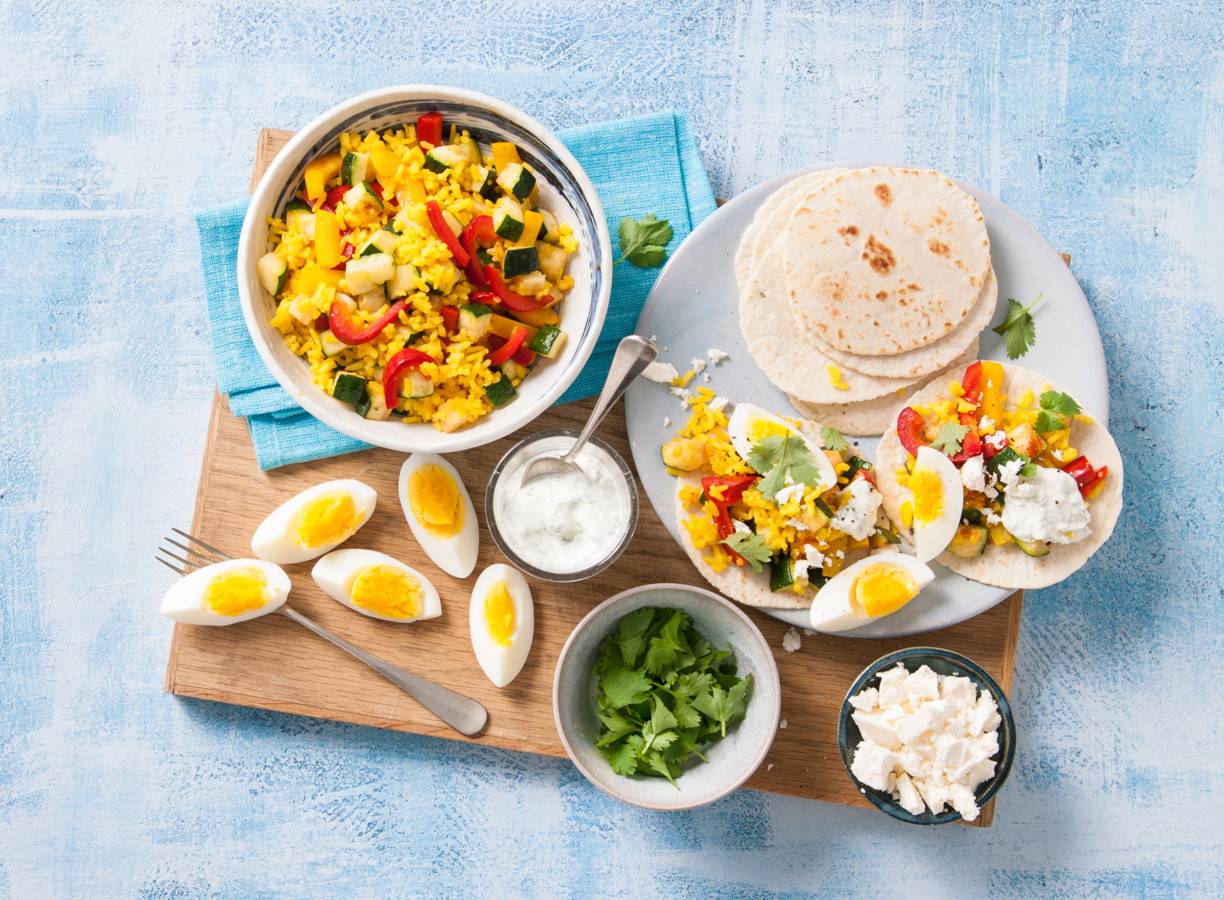 Miniwraps gevuld met groenterijst en yoghurtsaus