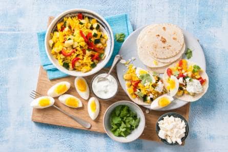 Miniwraps gevuld met groenterijst en yoghurtsaus